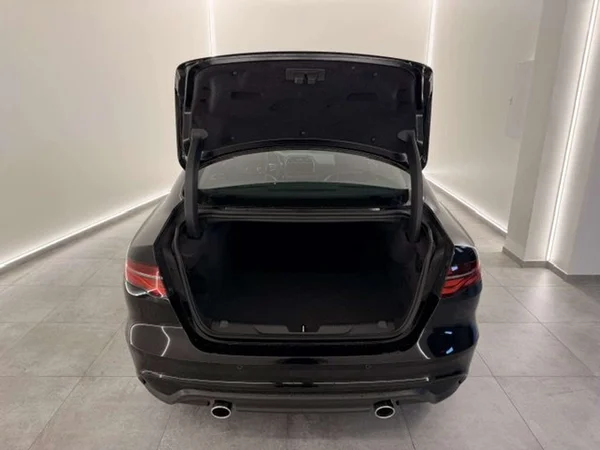 Jaguar XE (2020) — foto 18 van 20