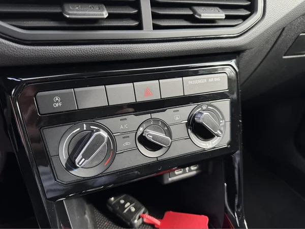 VOLKSWAGEN T-Cross (2024) — foto 6 van 14