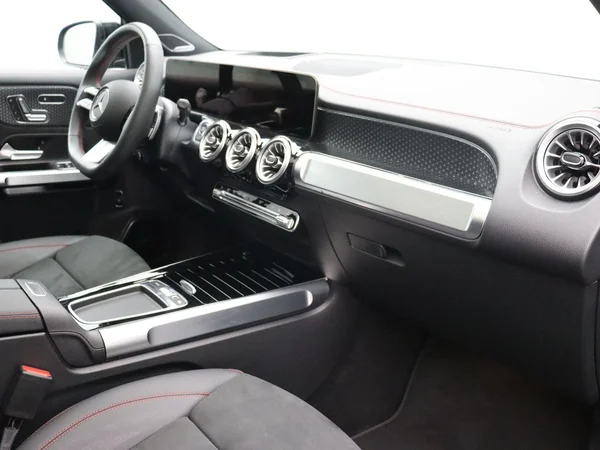 Mercedes-Benz EQB (2025) — foto 16 van 28