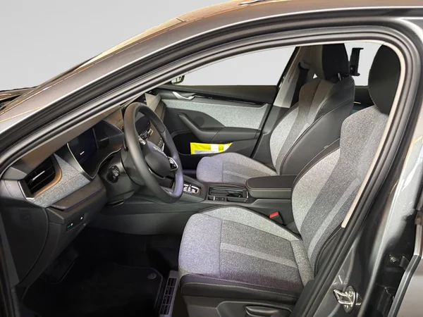 SKODA Octavia Combi (2025) — foto 2 van 24