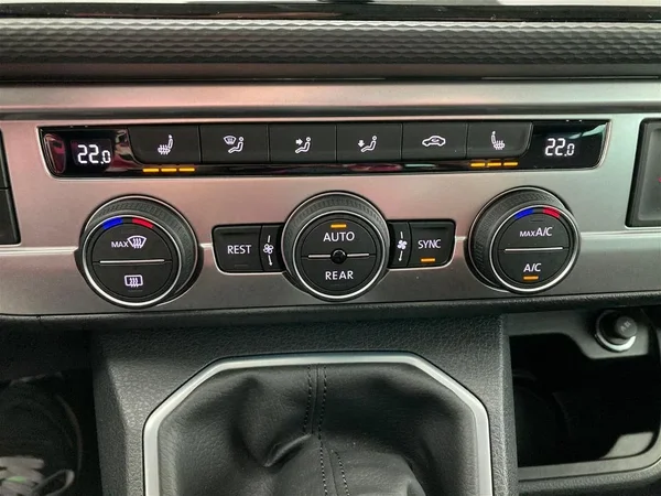VOLKSWAGEN Multivan T6.1 (2022) — foto 11 van 26