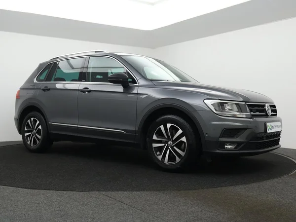 VOLKSWAGEN Tiguan (2020) — foto 12 van 29