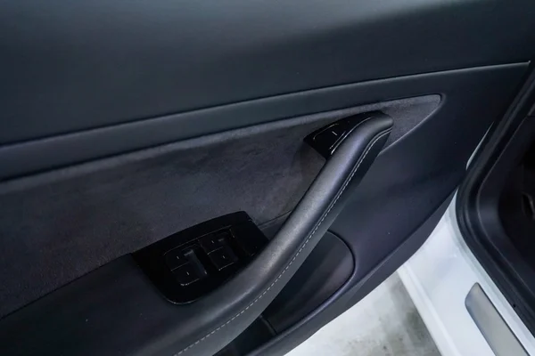 Tesla Model 3 (2020) — foto 8 van 45