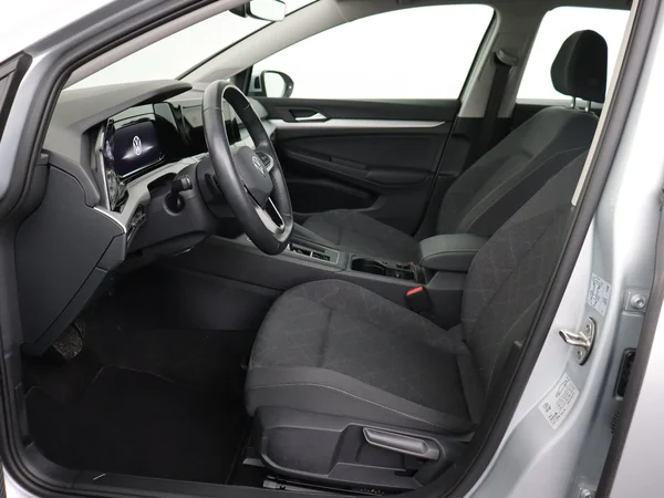 VOLKSWAGEN Golf (2024) — foto 2 van 28