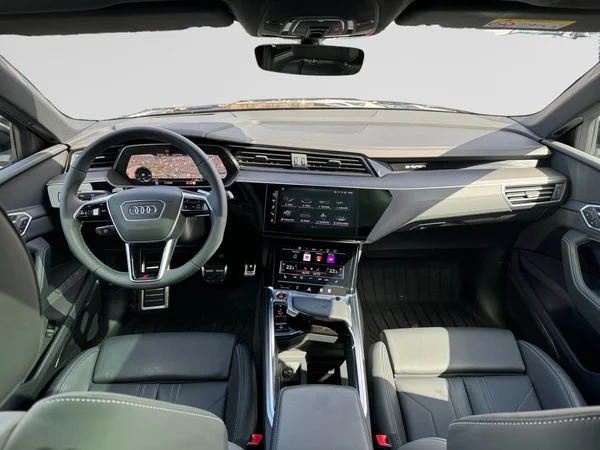 AUDI SQ8 e-tron Sportback (2024) — foto 21 van 21