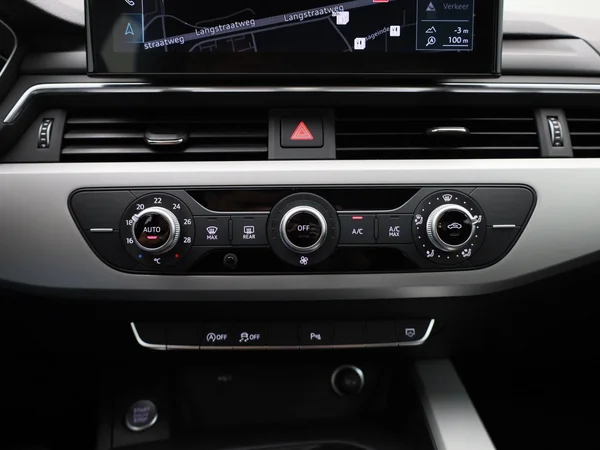 Audi A4 (2023) — foto 13 van 42
