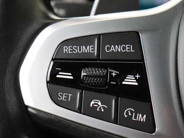 BMW 330 (2022) — foto 9 van 32