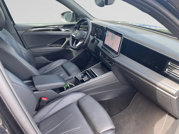 VOLKSWAGEN Tiguan (2024) — foto 2 van 20