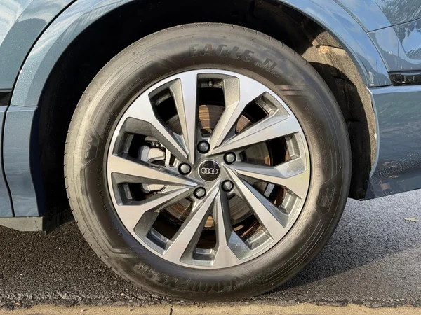 AUDI Q6 e-tron (2025) — foto 2 van 20
