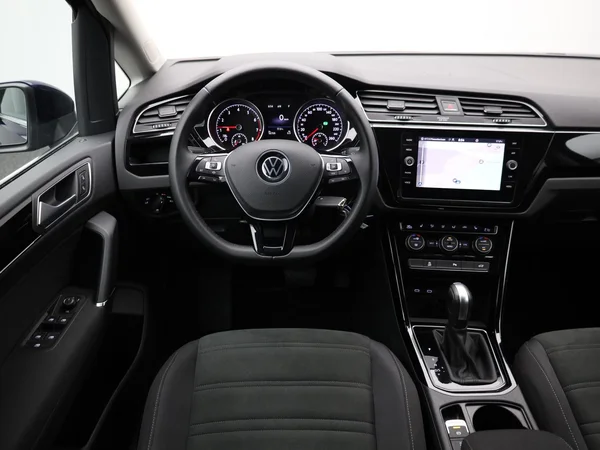 VOLKSWAGEN Touran (2022) — foto 6 van 21