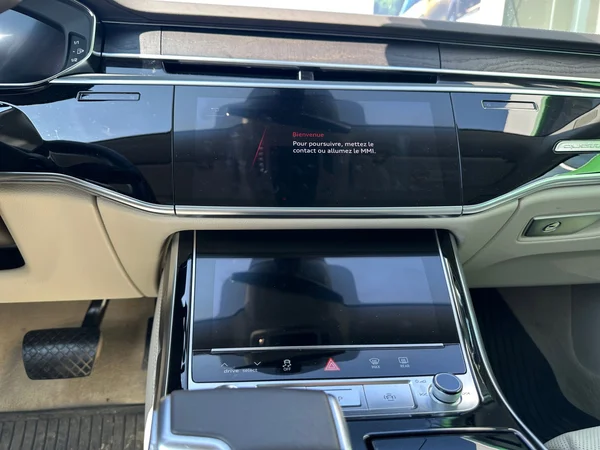 AUDI A8 PHEV (2023) — foto 15 van 24
