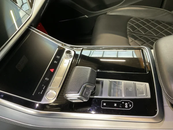 AUDI Q8 (2020) — foto 3 van 23