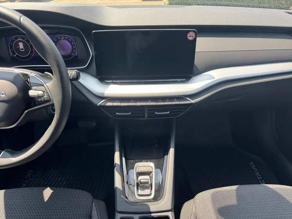 SKODA Octavia Combi (2025) — foto 8 van 21