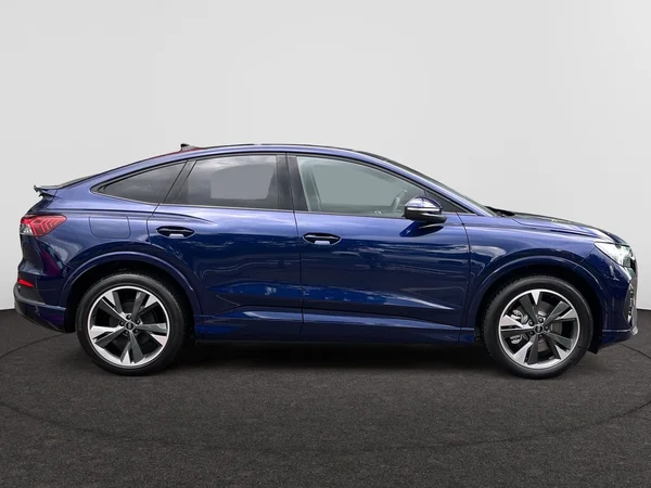 AUDI Q4 Sportback e-tron (2025) — foto 8 van 21