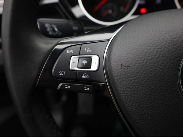 VOLKSWAGEN Touran (2016) — foto 6 van 17