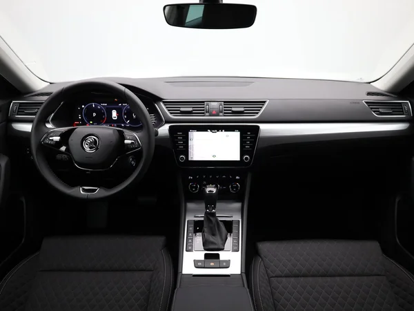 SKODA Superb Combi (2024) — foto 2 van 24