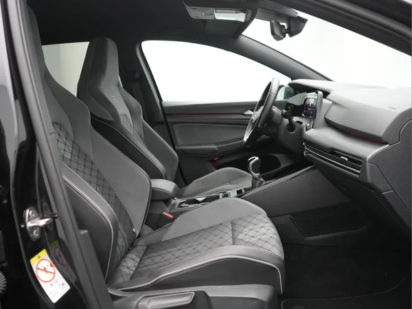 VOLKSWAGEN Golf VIII (2022) — foto 16 van 31