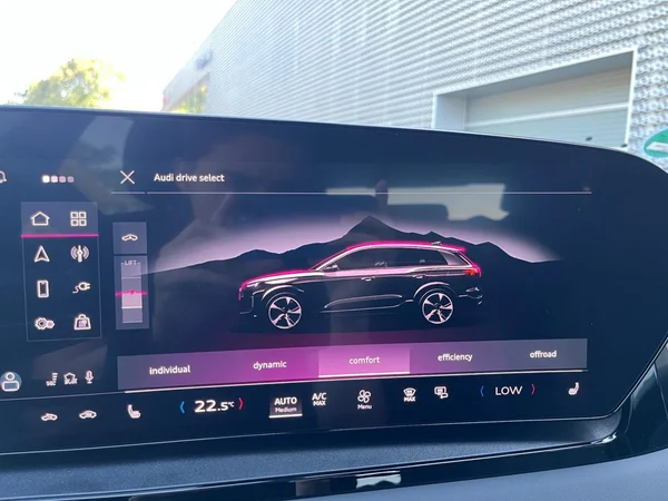 AUDI Q6 e-tron (2025) — foto 9 van 24