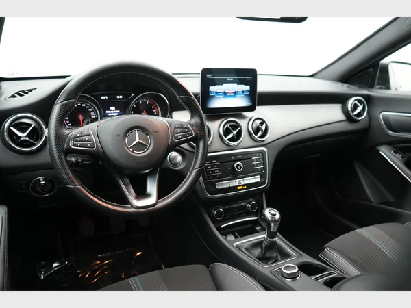 MERCEDES-BENZ CLA 180 (2019) — foto 5 van 22