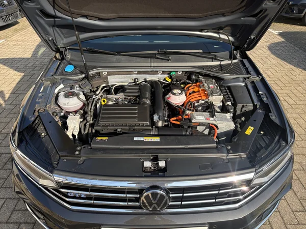 VOLKSWAGEN Passat Variant GTE (2023) — foto 15 van 24