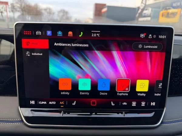 VOLKSWAGEN Tiguan (2024) — foto 8 van 27