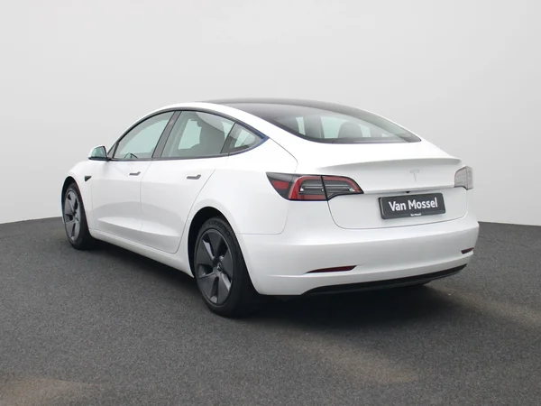 Tesla Model 3 (2023) — foto 12 van 44