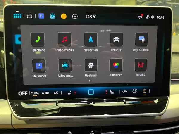 VOLKSWAGEN Golf VIII (2025) — foto 2 van 13