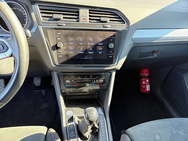 VOLKSWAGEN Tiguan (2022) — foto 3 van 23