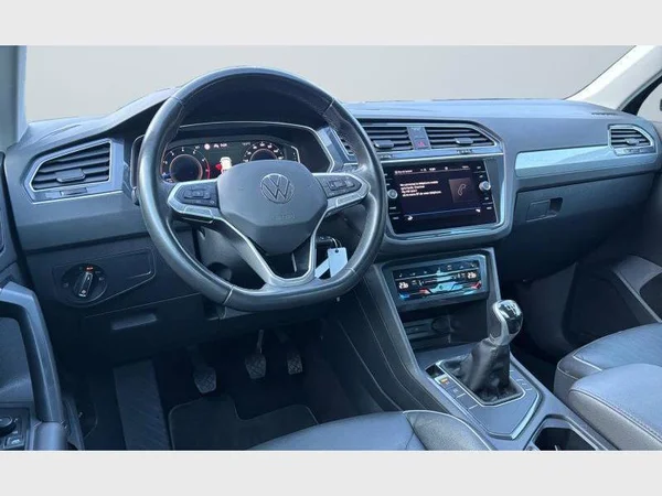 VOLKSWAGEN Tiguan (2022) — foto 12 van 28