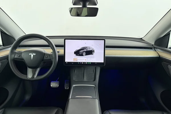 Tesla Model 3 (2023) — foto 17 van 36
