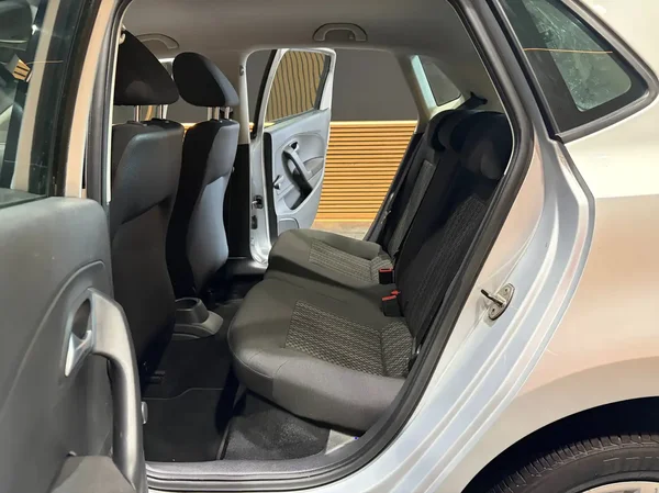 Volkswagen Polo (2016) — foto 9 van 22