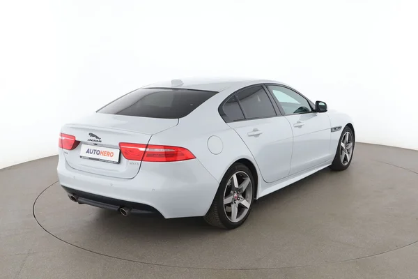 Jaguar XE (2019) — foto 12 van 16
