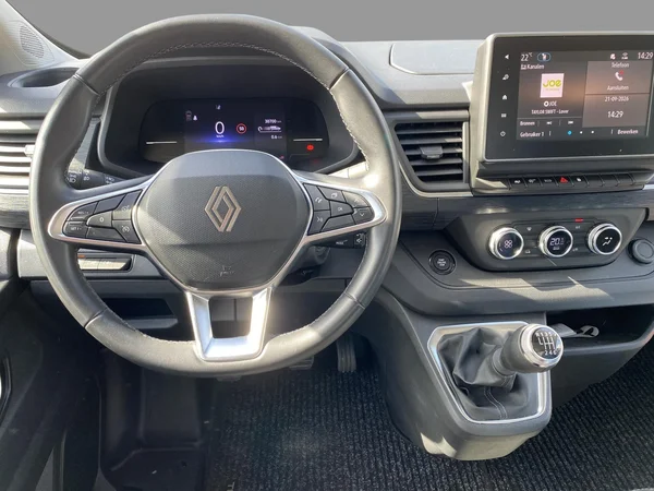 Renault Trafic (2025) — foto 3 van 20