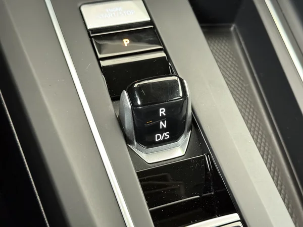 VOLKSWAGEN Golf (2024) — foto 4 van 28