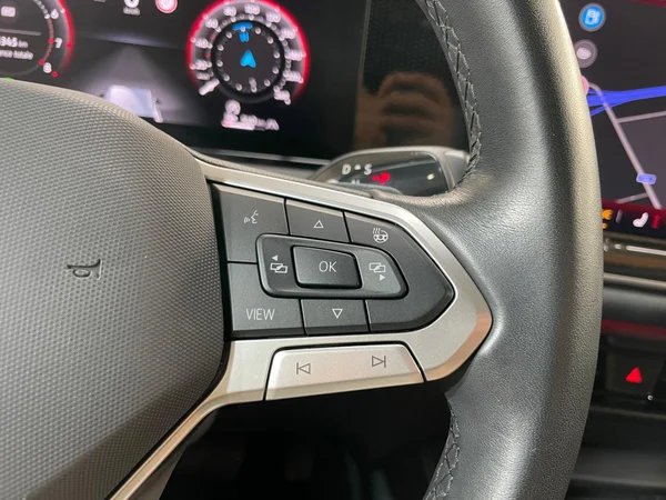 VOLKSWAGEN Tiguan (2024) — foto 8 van 17