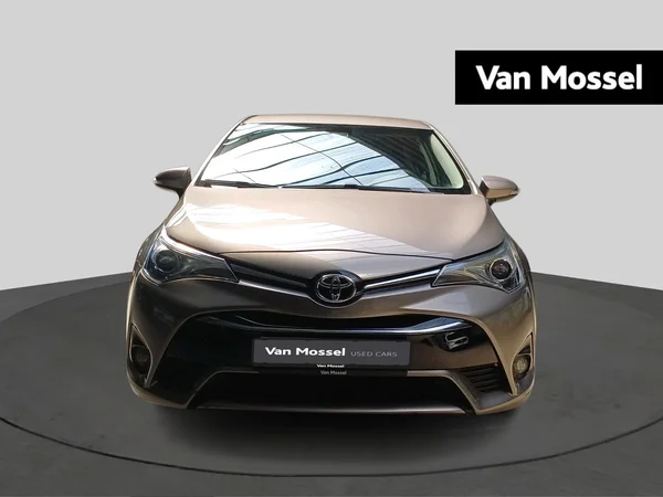 Toyota Avensis (2015) — foto 9 van 16