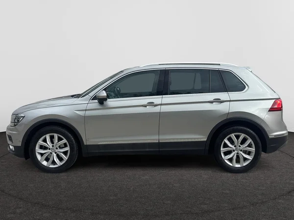 VOLKSWAGEN Tiguan (2017) — foto 12 van 24