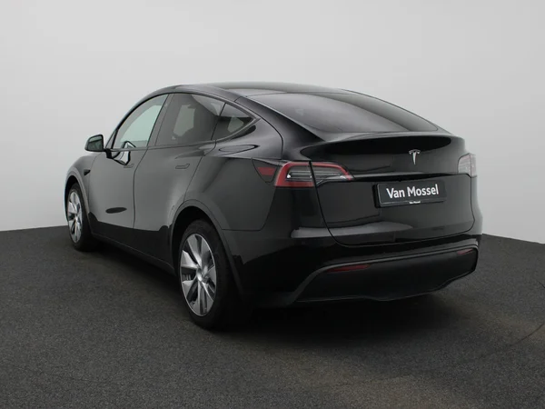 Tesla Model Y (2022) — foto 12 van 41