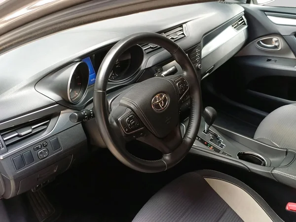Toyota Avensis (2015) — foto 16 van 16