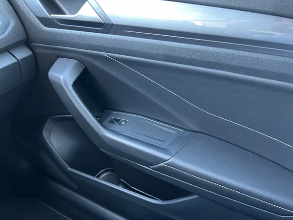 VOLKSWAGEN T-Roc (2023) — foto 9 van 24