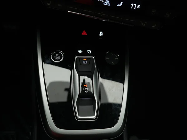 AUDI Q4 e-tron (2025) — foto 8 van 13