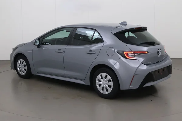 Toyota Corolla Hatchback Hybrid (HEV) (2021) — foto 11 van 17