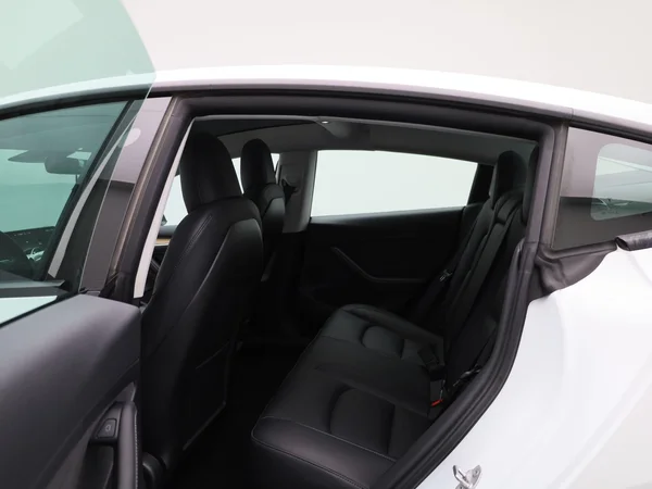 Tesla Model 3 (2022) — foto 2 van 40