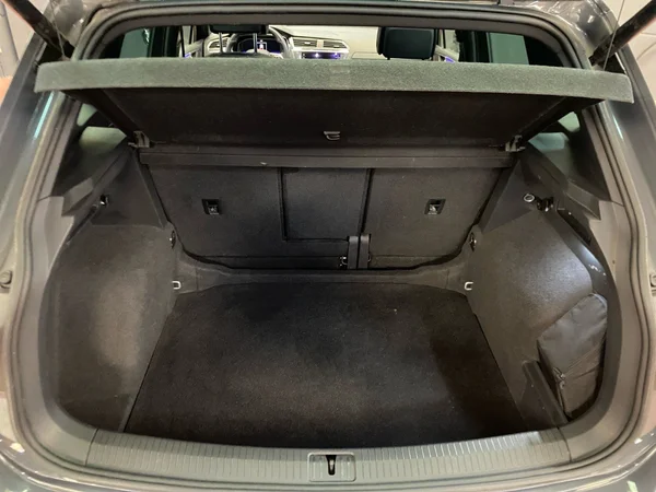 VOLKSWAGEN Tiguan (2023) — foto 13 van 17