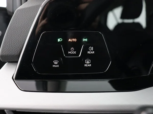 VOLKSWAGEN Golf (2024) — foto 19 van 28