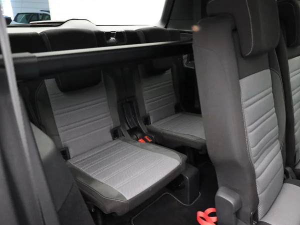 VOLKSWAGEN Touran (2023) — foto 2 van 22