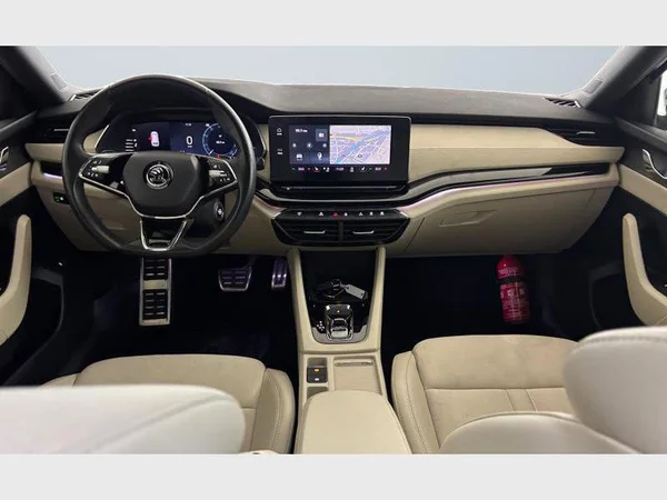 Skoda Octavia Combi (2023) — foto 2 van 15
