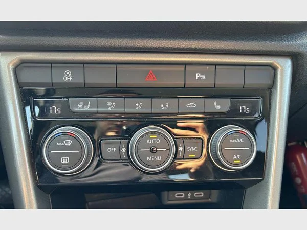 Volkswagen T-Roc (2021) — foto 10 van 28