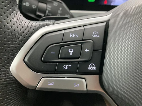 VOLKSWAGEN Passat SW (2024) — foto 9 van 36