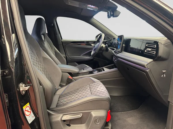 VOLKSWAGEN Tiguan (2025) — foto 8 van 24